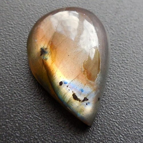 Labradorit - kabošon (22 x 15 x 8 mm) — foto 1