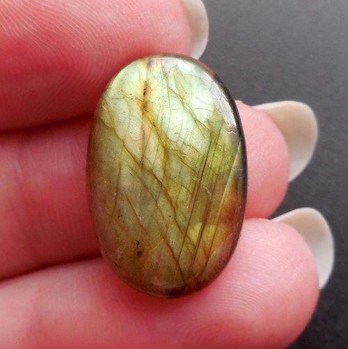Labradorit - kabošon (22 x 15 x 4 mm) — foto 1