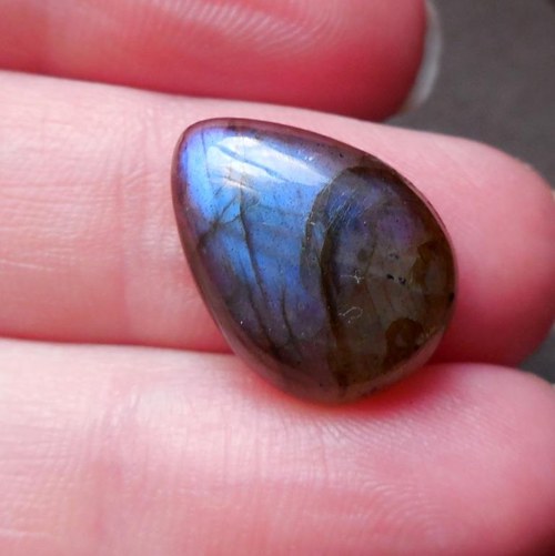 Labradorit - kabošon (18 x 13 x 6 mm) — foto 1