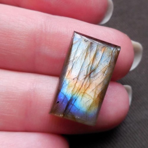 Labradorit - kabošon (20 x 12 x 5 mm) — foto 1