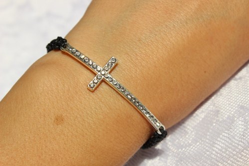 Kříž. Náramek makramé/shamballa — foto 1