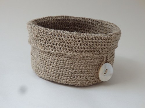 Háčkovaný košíček s perleťovým knoflíkem — foto 1