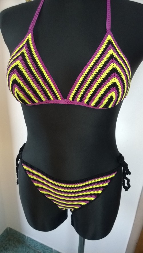 Háčkované bikiny:fialkočernožluté — foto 1