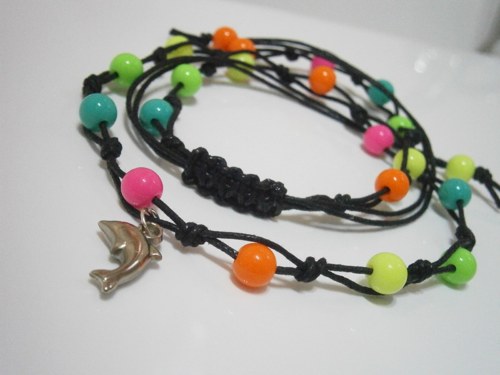 Neonový náhrdelník s delfínem (macramé) — foto 1