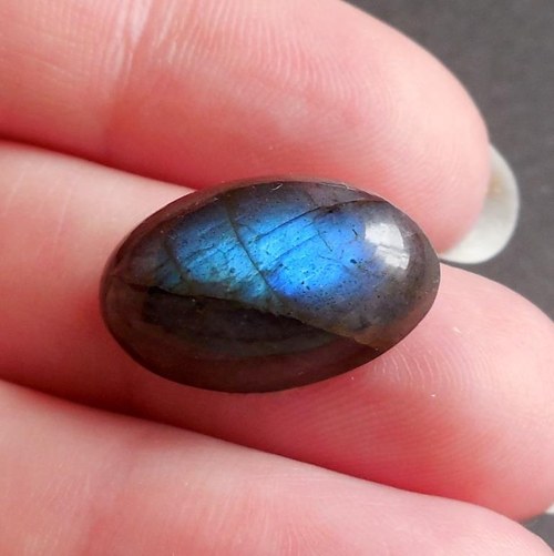 Labradorit - kabošon (19 x 12 x 8 mm) — foto 1