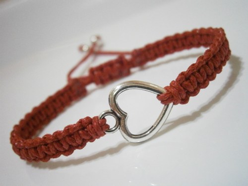 "Srdíčko" - červený náramek (macramé) — foto 1