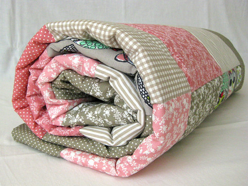 PATCHWORK dětská deka s kapsou + hračkou sovičky — foto 1