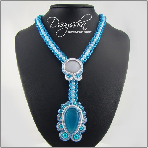 Modrobílý soutache náhrdelník — foto 1