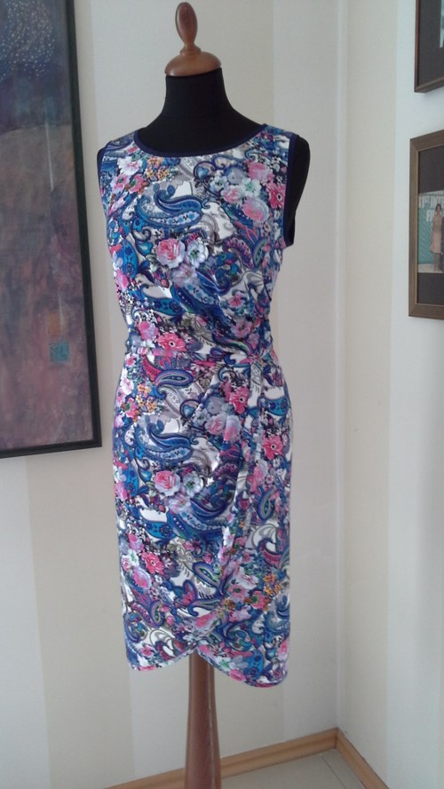 Brightly Colored Dress — foto 1