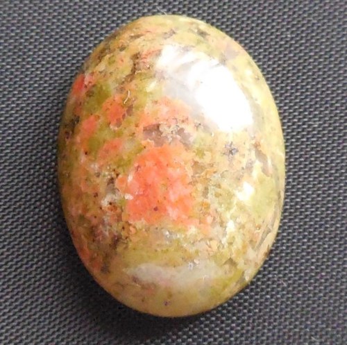 Unakit - kabošon (20 x 15 x 6 mm)