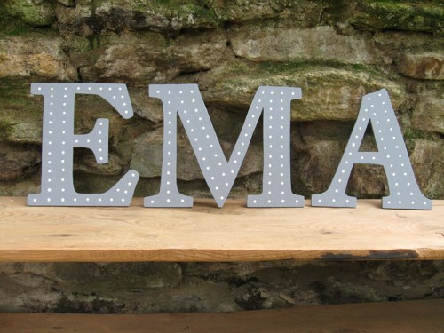 Dřevěná dekorace - písmena 20 cm XIII.
