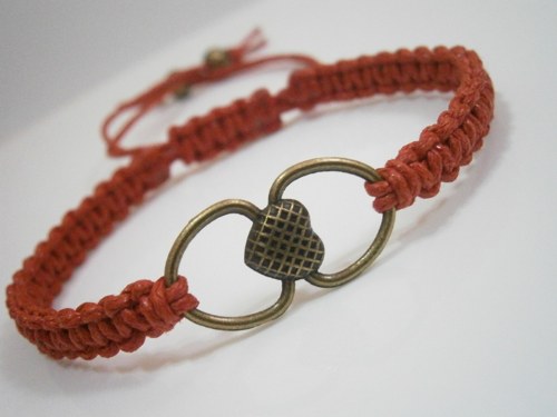 "Z lásky" - červený náramek (macramé) — foto 1