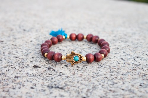 Dřevěný náramek se střapcem a hamsou — foto 1