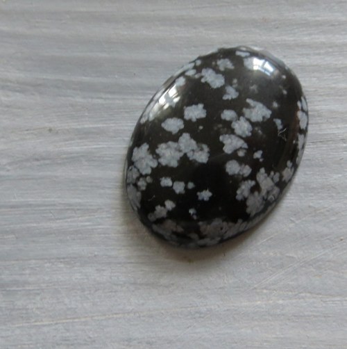 Obsidián vločkový , kabošon 2 x 3cm, č.4 — foto 1