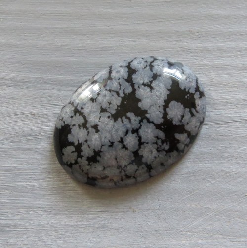 Obsidián vločkový , kabošon 2 x 3cm, č.8 — foto 1