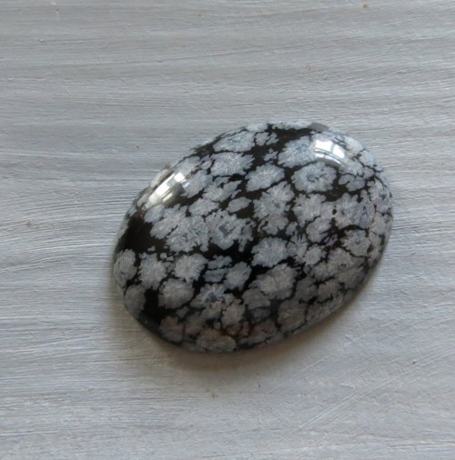 Obsidián vločkový , kabošon 2 x 3cm, č.9 — foto 1
