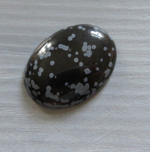 Obsidián vločkový , kabošon 2 x 3cm, č.10 — foto 1