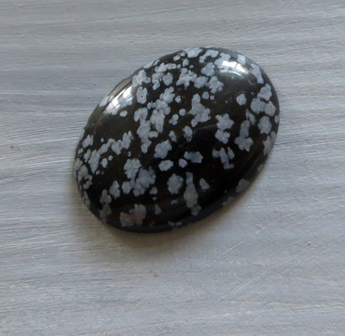 Obsidián vločkový , kabošon 2 x 3cm, č.12 — foto 1