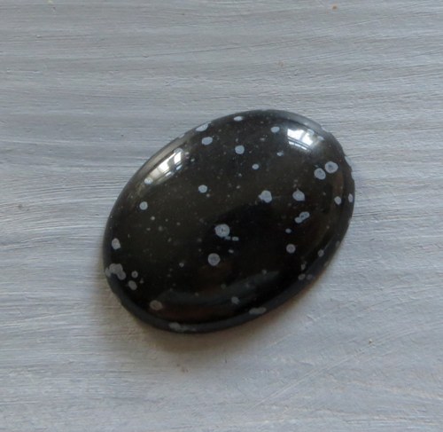 Obsidián vločkový , kabošon 2 x 3cm, č.13 — foto 1
