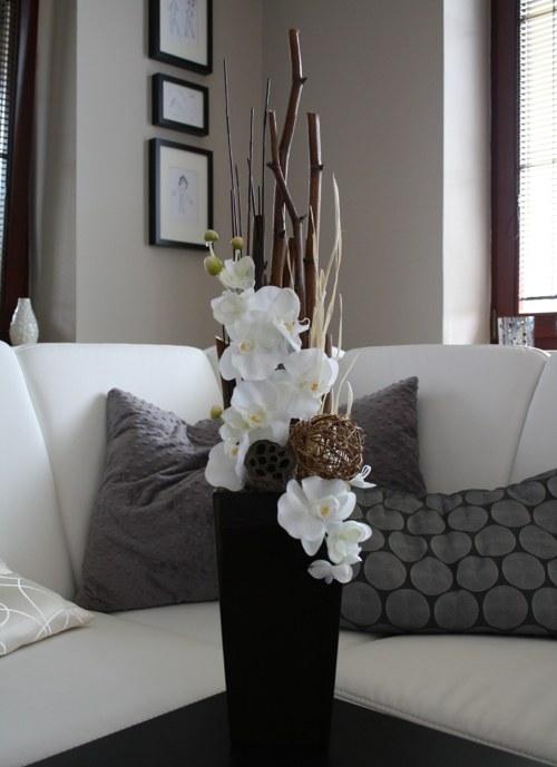 Aranžmá s orchidejemi v hnědobílé — foto 1