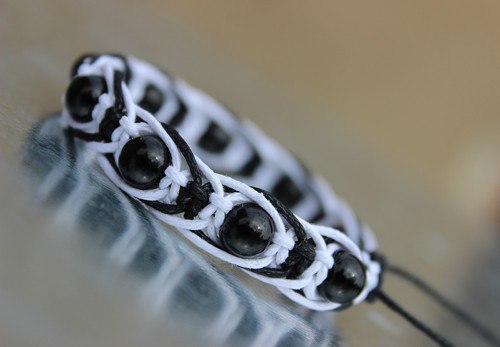 Černobílá elegance.. Náramek makramé/shamballa — foto 1