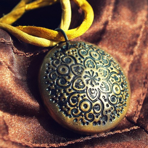 Náhrdelník vypouklý - ornament bronzový — foto 1