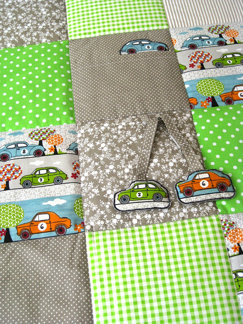 PATCHWORK dětská deka s kapsou a hračkami-autíčka — foto 1