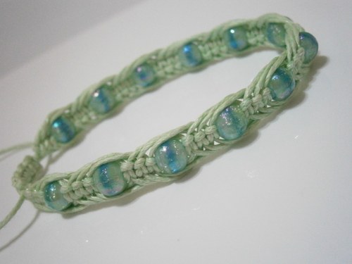 Sv.zelený náramek (macramé/shamballa) — foto 1