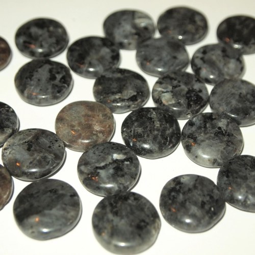 Labradorit šedy / Larvikit 17x5 mm (cena 2 ks)