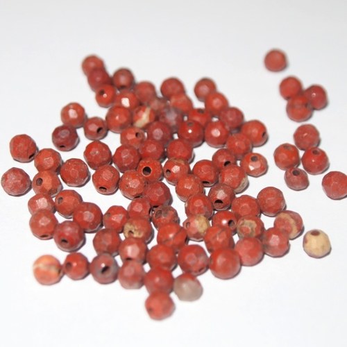 Jaspis červený kuličky fasetované 4 mm (cena 6 ks)
