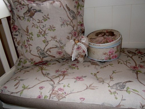 Futon s ptáčky