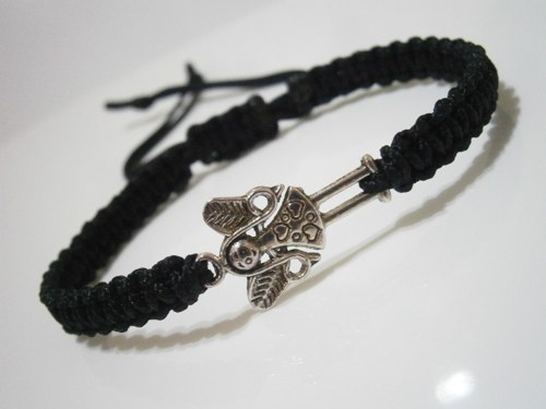Černý náramek s andílkem (macramé) - Unisex — foto 1