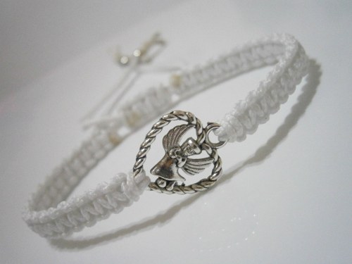 Bílý náramek s andílkem (macramé) — foto 1