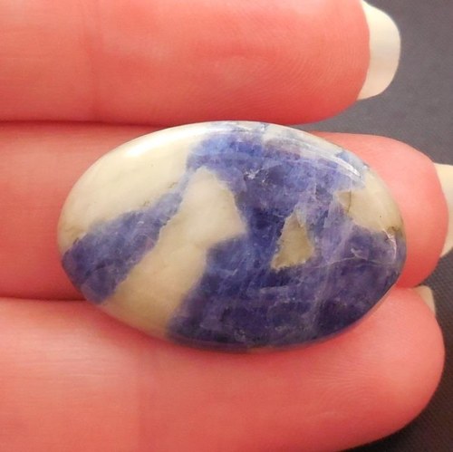 Sodalit - kabošon (28 x 18 x 6 mm)