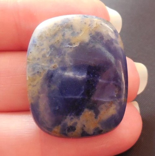 Sodalit - kabošon (30 x 25 x 4 mm)