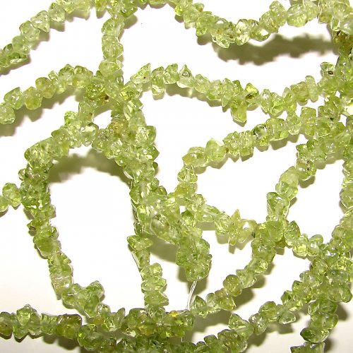 Olivín (peridot), 4-5 mm, návlek 80 cm — foto 1