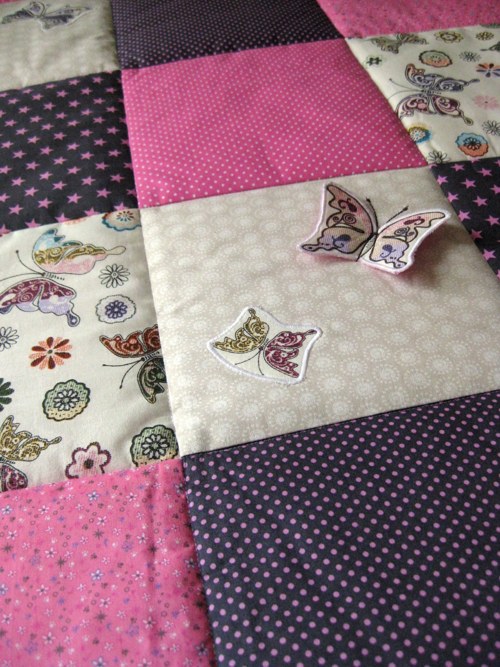 PATCHWORK dětská deka s kapsou a aplikacemi motýlů — foto 1