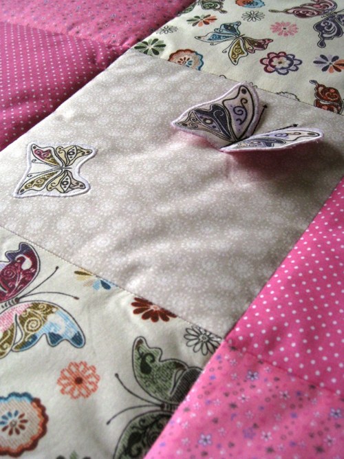 PATCHWORK malá dětská deka s aplikacemi motýlů — foto 1