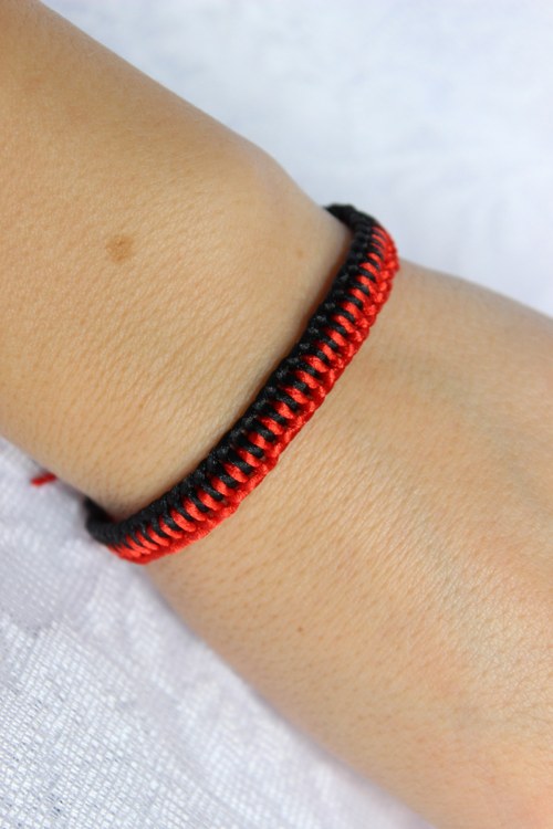 Pro čertici.. ;) Náramek macramé — foto 1