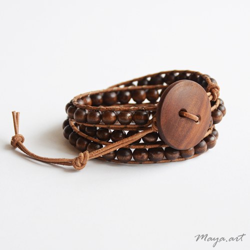 Hnědý náramek "LEATHER,WOOD&BUTTON" — foto 1