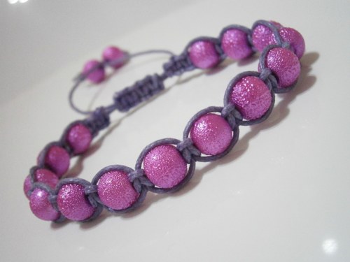 "Šeříkový" náramek (macramé/shamballa) — foto 1