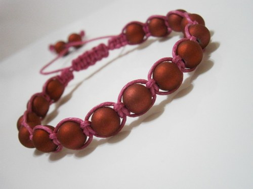 "Vínový" náramek (macramé/shamballa) — foto 1