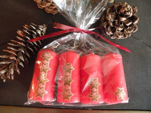 4 červené adventní svíčky s hvězdičkami — foto 1