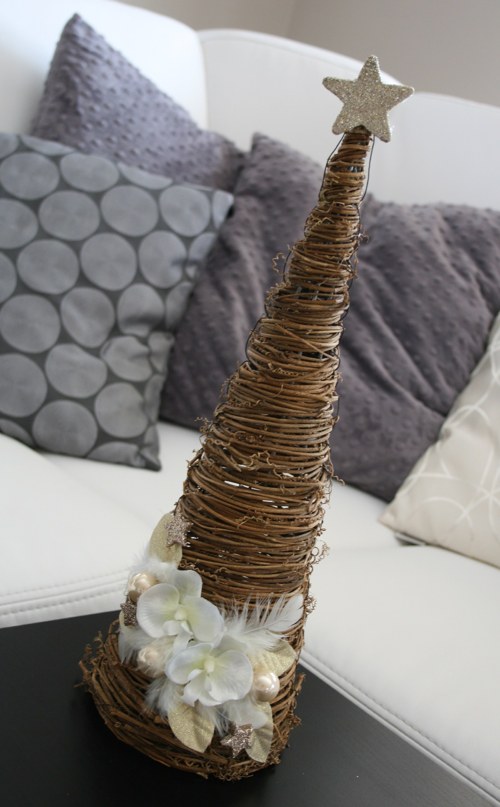 Vánoční stromeček v krémové s orchidejemi — foto 1