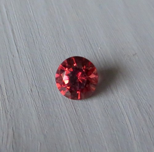 Facetovaný Spinel Tanzánie — foto 1
