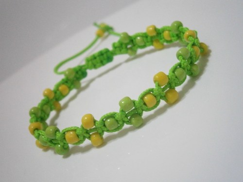 Zelenožlutý neonový náramek (macramé) — foto 1