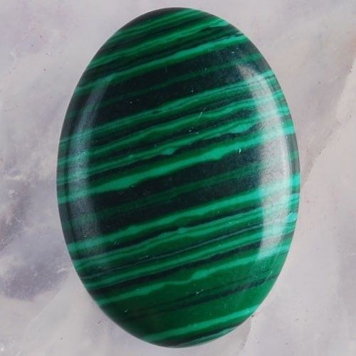 Kabošon - syntetický malachit 25x18x5mm 1 ks