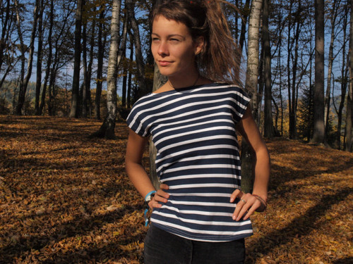 Triko slodičkovým výstřihem — foto 1