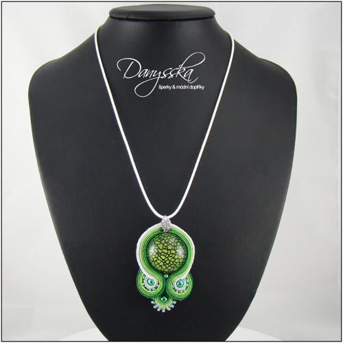 Zelenobílý soutache náhrdelník — foto 1