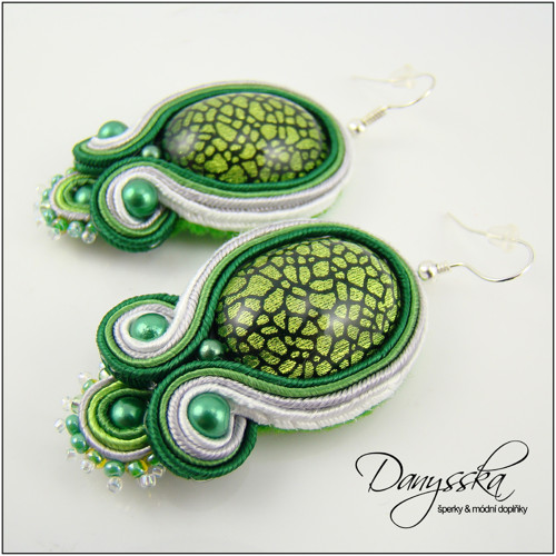 Zelenobílé soutache náušnice — foto 1